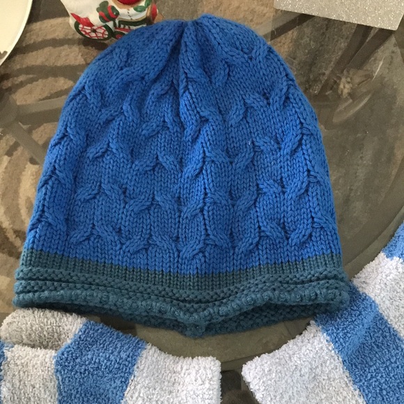 CUTE BEENIE & GLOVES SET BLUE…GLOVES DO HAVE A LITTLE WEAR ONE SIZE GOOD COND. - Picture 4 of 4